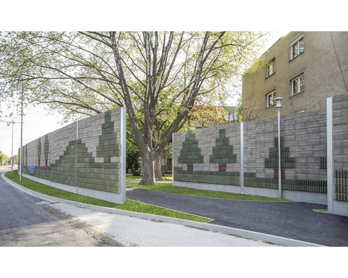 Lärmschutzwand aus Beton mit Baumdarstellung entlang einer Straße