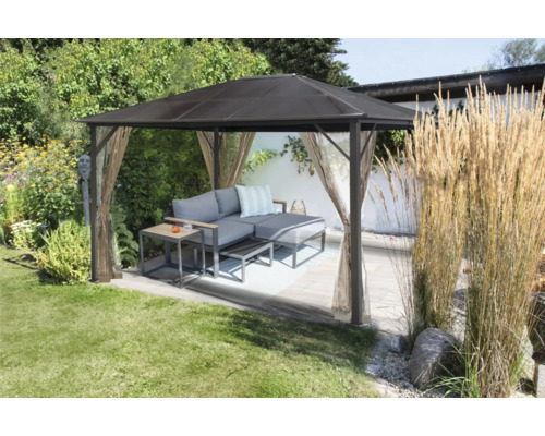 Gartenpavillon mit Vorhängen und Sitzmöbeln im Garten