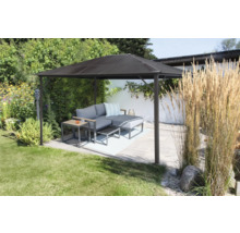 Gartenpavillon mit Lounge-Möbeln auf einer Terrasse im Garten