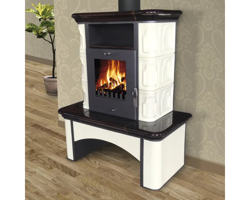 Kaminofen mit Holzfeuer im Wohnzimmer