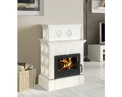 Weißer Kaminofen mit Brennholzkorb im Wohnzimmer