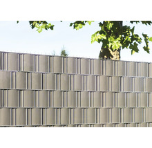 Sichtschutzzaun aus Metall und Kunststoff im Garten