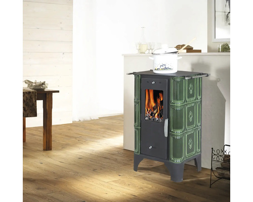 Holzofen mit Fliesenverkleidung im Wohnraum mit Holzboden