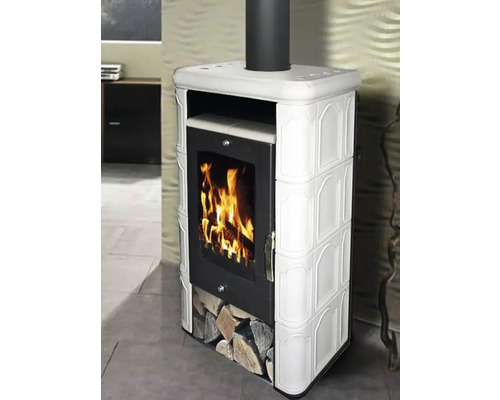 Kaminofen mit Holzfach und Kaminrohr