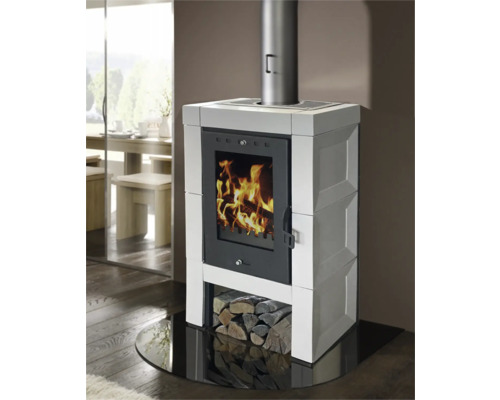 Kaminofen mit Holz unterhalb des Brennraums und Rohr