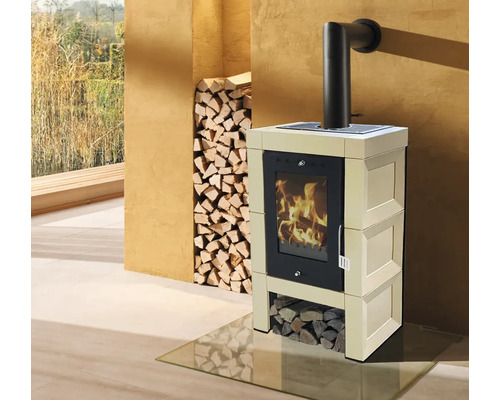 Kaminofen mit Holz im Innenraum