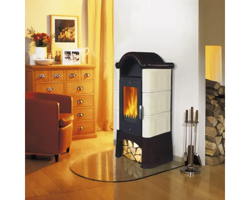 Wohnzimmer mit Kaminofen, Holzscheitlagerung und Kaminbesteck