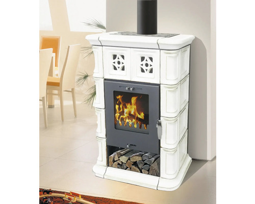 Kaminofen mit Holzfach, Feuer und Kaminrohr