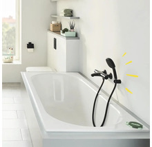 Badezimmer mit Badewanne, Aufputzarmatur und Ablagefläche