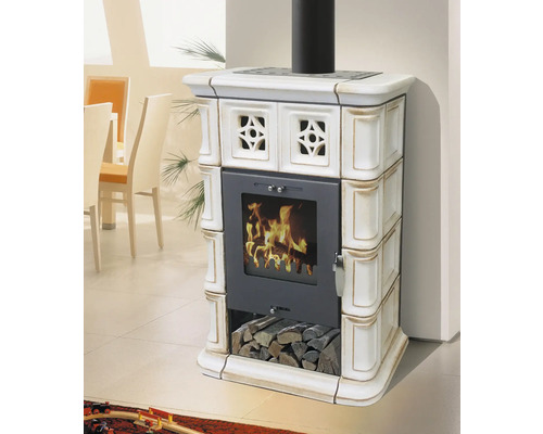 Kaminofen mit Holzfach und Feuer im Brennraum