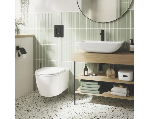 Modernes Badezimmer mit Wand-WC, Waschtisch und Spiegel
