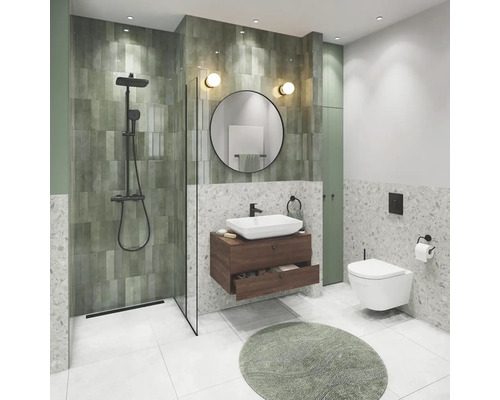 Modernes Badezimmer mit Dusche, Waschtisch, Spiegel und Toilette.