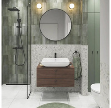 Badezimmer mit Dusche, Waschtisch, Spiegel und WC