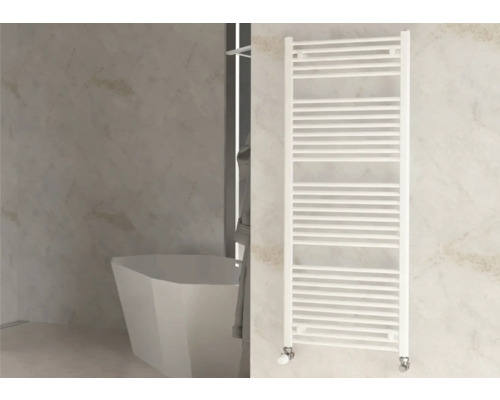 Modernes Badezimmer mit Badewanne und Heizkörper für Handtücher