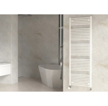 Badezimmer mit Badewanne, Waschbecken und Handtuchwärmer