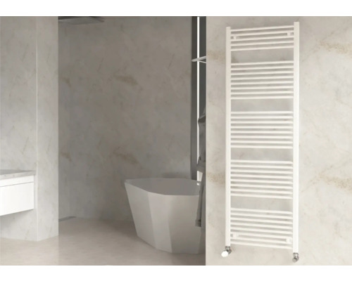 Badezimmer mit Badewanne, Waschbecken und Handtuchwärmer