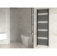 Badezimmer mit Badewanne und schwarzem Handtuchwärmer
