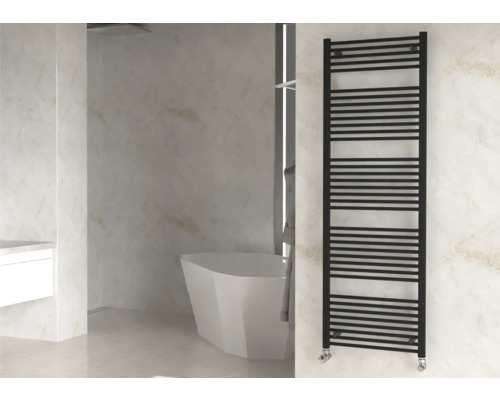 Designheizkörper Rotheigner SOLID 1820x750 mm schwarz Anschluss Beidseitig unten Badezimmer mit Badewanne und schwarzem Handtuchwärmer