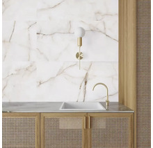 Badezimmer Waschbecken mit Marmorfliesen, Wandlampe und Rattankorb Möbeln