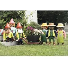 Gartenfigurenset mit Zwergen und Gärtnern sowie einem bepflanzten Leiterwagen auf einer Rasenfläche