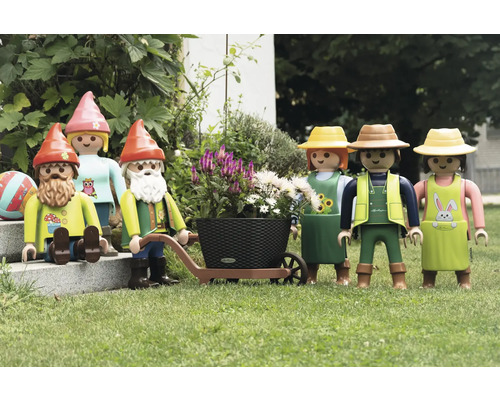 Gartenfigurenset mit Zwergen und Gärtnern sowie einem bepflanzten Leiterwagen auf einer Rasenfläche