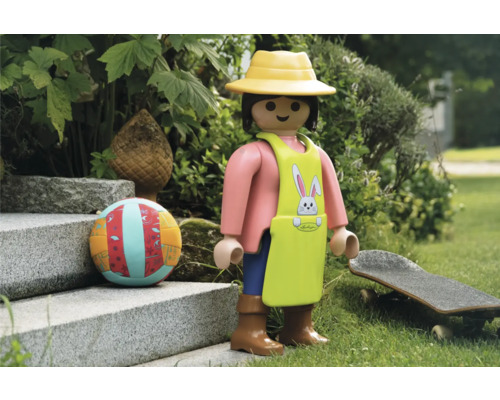 Szene mit Playmobil Figur, Ball und Skateboard im Garten
