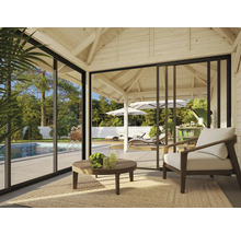 Helle Veranda mit Terrassenmöbeln und Blick auf den Pool