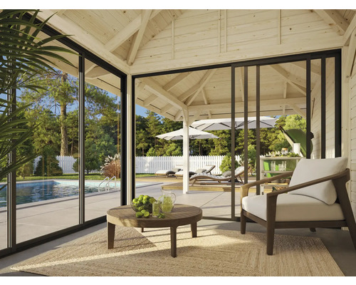 Helle Veranda mit Terrassenmöbeln und Blick auf den Pool
