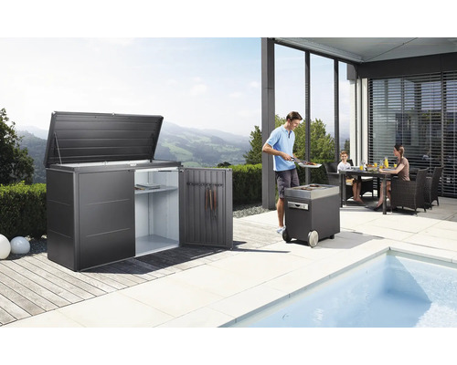 Gartenszene mit Gerätebox, Grillwagen und Familie auf der Terrasse