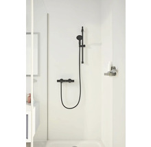 Duscharmatur mit Handbrause und Thermostat im Badezimmer.