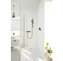 Modernes Badezimmer mit Dusche, Waschtisch und minimalistischem Design