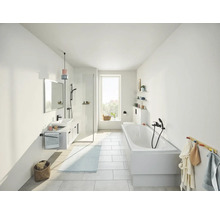 Helles Badezimmer mit Badewanne, Waschtisch und Dusche