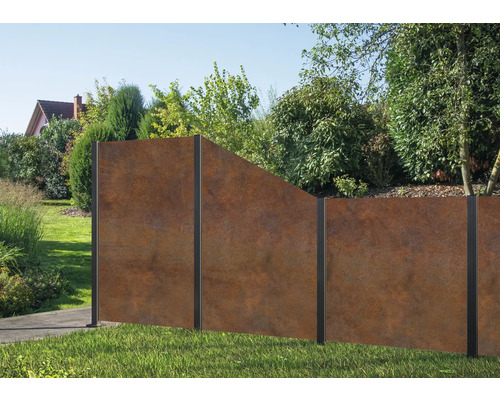 Gartenszene mit Sichtschutzwand aus Metall im Rostdesign