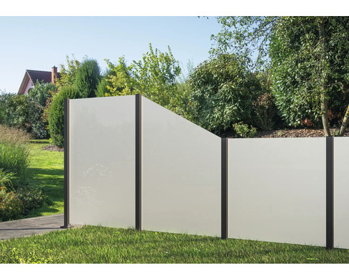 Sichtschutzzaun im Garten mit Elementen aus Glas und Metall