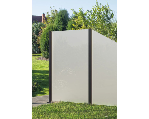 Gartenzaun aus Glas als Sichtschutz im Garten