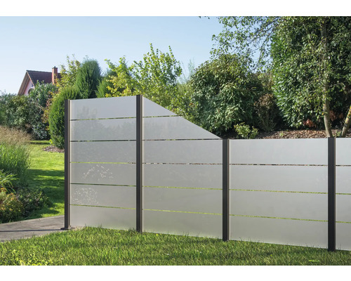 Gartenszene mit modernem Sichtschutzzaun aus blickdichtem Glas