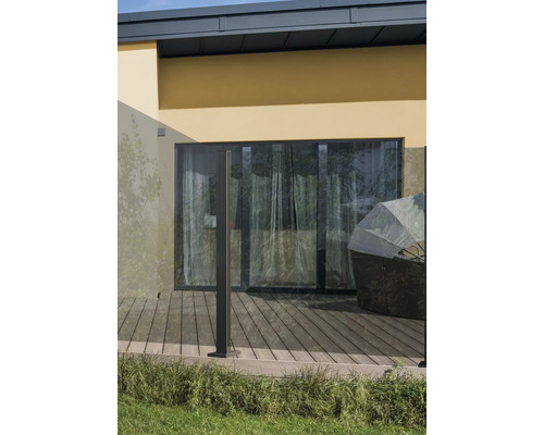 Außenbereich mit Terrasse, Terrassendielen und Sichtschutzzaun