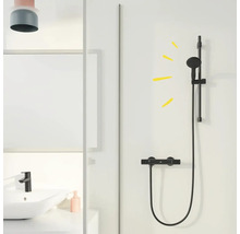 Modernes Badezimmer mit schwarzer Duscharmatur, Waschbecken und Spiegel
