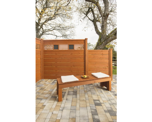 Holzsichtschutzwand mit Sitzbank und Kissen im Garten
