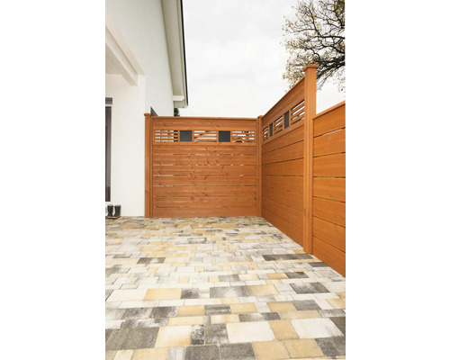 Holzzaun als Sichtschutz im Gartenbereich