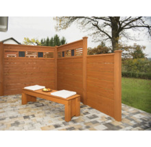 Holzsichtschutzwand mit Sitzbank und Kissen im Gartenbereich