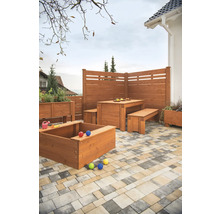 Gartenszene mit Holzzaun, Tisch mit Bänken, Sandkasten und Pflanzkästen