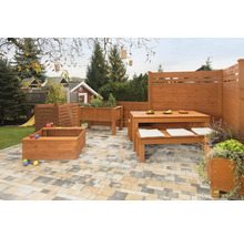 Terrasse mit Holzzaun, Holztisch, Holzbänken, Holzkästen und Sandkasten