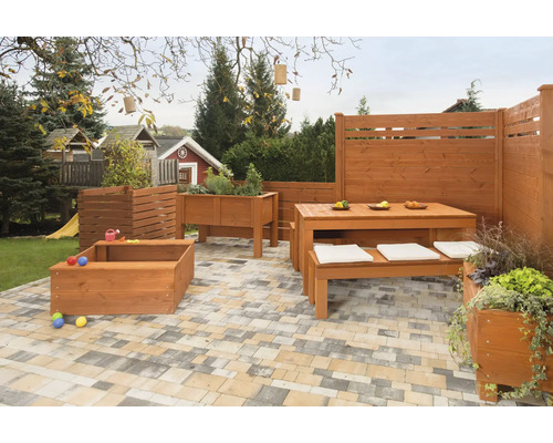 Terrasse mit Holzzaun, Holztisch, Holzbänken, Holzkästen und Sandkasten