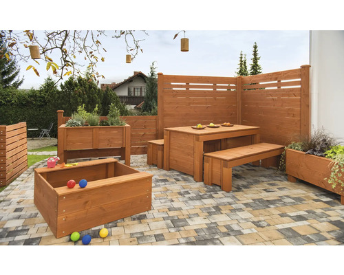 Holzterrasse mit Kindersandkasten, Hochbeet, Tisch, Bänken und Sichtschutz