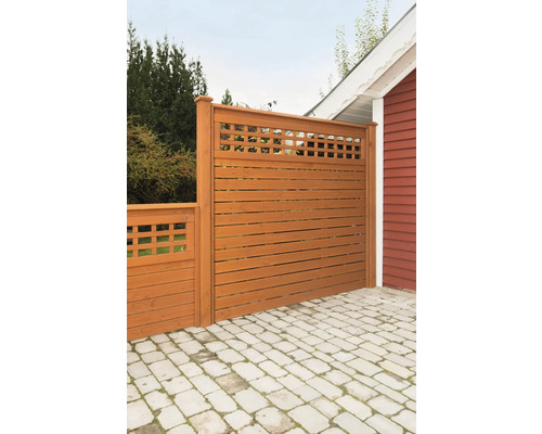 Holzzaun mit horizontalen Brettern und Gittereinsatz