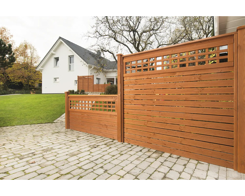 Holzzaun mit Lattenstruktur und Gitterelement für den Garten