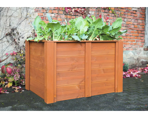 Hochbeet aus Holz mit Pflanzen