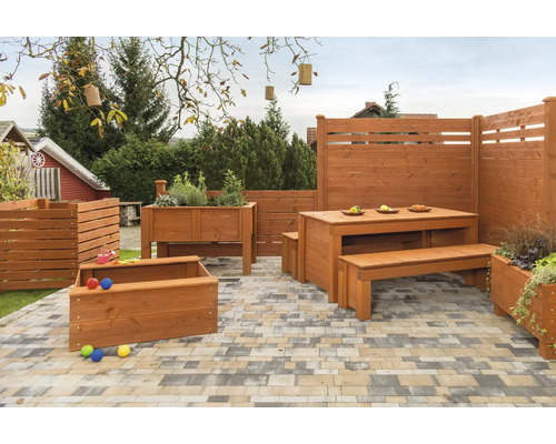 Holzterrasse mit Sichtschutzwand, Hochbeet, Sandkiste, Tisch und Bänken