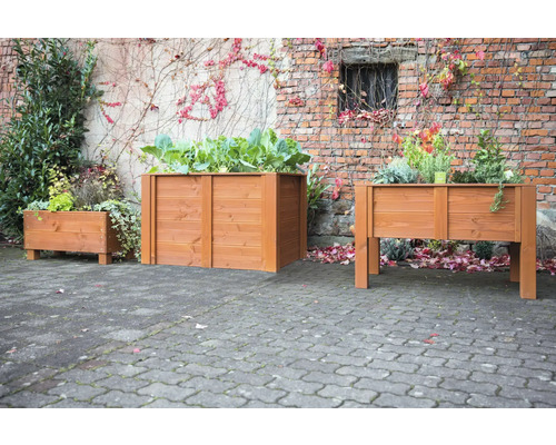 Drei Hochbeete aus Holz im Garten